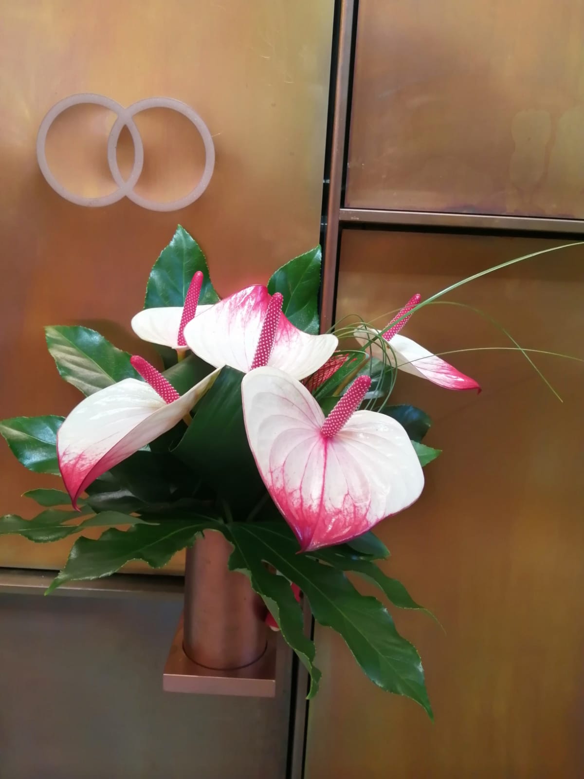 2020-05-26 Anthurienstrauß an einer Grablege (c) Brigitta Schelthoff