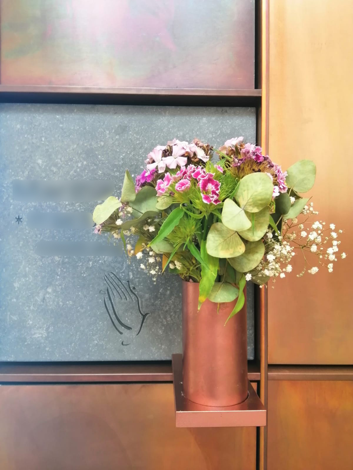 2020-05-26-Blumenstrauß-an-einer-Grablege (c) Brigitta Schelthoff